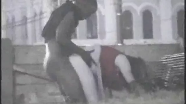 ソファの上にあなたの友人とお尻の女の子、スリムな体の遊び av 女性 用 無料