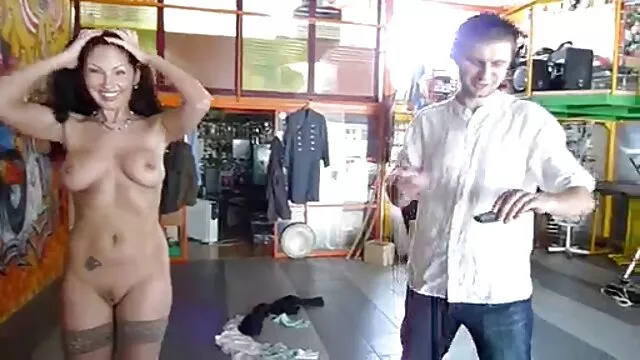 彼女は考え始め、ベッドの上で自慰行為をしました 女性 用 sex 動画