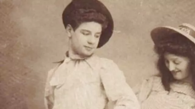 お母さんは濡れたベッドで、彼女のお尻、猫に興奮しています 女性 用 無料 av