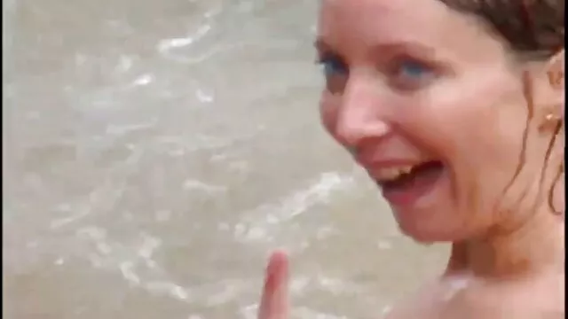 成熟したslutと若いカップルはベッドで終わります オナニー 動画 女性 用