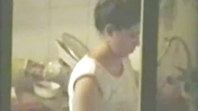 ジーンズが引き裂かれている場合は、お尻のたわごとに自分自身を取得します xvideo 女性 向け