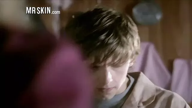 赤毛は彼女のテーブルの上に舐めさせる 女子 用 エロ 動画